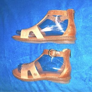 Authentic NWOT Vintage Born Crown Ankle Sandals Size 6.5